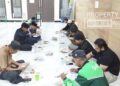 Suasana kebersamaan saat makan sahur usai pelaksanaan salat Lail di Masjid Al Kautsar, Kota Gorontalo di malam ke 21 hari Ramadan. (Foto: Roy/Gorontalo Post).