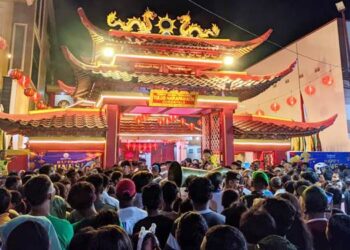 CAP GO MEH: Ribuan warga memadati kompleks Klenteng Tulus Harapan Kita Gorontalo, menyaksikan perayaan Cap Go Meh tahun baru Imlek 2577 di Gorontalo, Selasa (3/3) malam. (foto: Aviva Dinanti Lambalano/Gorontalo Post)