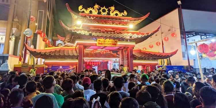 CAP GO MEH: Ribuan warga memadati kompleks Klenteng Tulus Harapan Kita Gorontalo, menyaksikan perayaan Cap Go Meh tahun baru Imlek 2577 di Gorontalo, Selasa (3/3) malam. (foto: Aviva Dinanti Lambalano/Gorontalo Post)