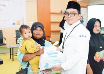 LEBE GACOR: Kepala Perwakilan BI Gorontalo Bambang Setya Permana menyerahkan bantuan penanganan stunting pada kegiatan Program Literasi Bersama Cegah Stunting dan Cinta Rupiah di Limboto, Selasa (10/3). (foto: dok-BI Gorontalo)