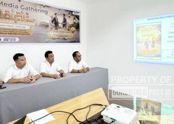 HADIAH UMRAH: Pimpinan Astra Daihatsu Gorontalo menyampaikan program Daifit 2026 saat jumpa media di dealer Daihatsu Gorontalo, Rabu (11/3). (foto: jitro paputungan/ gorontalo post)