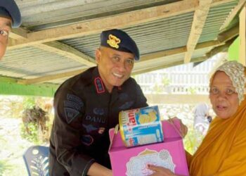 Dansat Brimob Polda Gorontalo, Kombes Pol. Danu Waspodo, S.I.K. bersama personel menyalurkan tali asih kepada masyarakat yang kurang mampu di wilayah sekitar Mako.