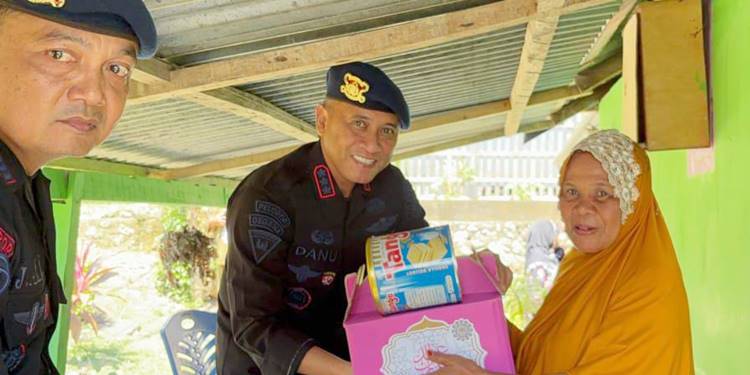Dansat Brimob Polda Gorontalo, Kombes Pol. Danu Waspodo, S.I.K. bersama personel menyalurkan tali asih kepada masyarakat yang kurang mampu di wilayah sekitar Mako.