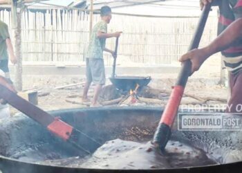 Sejumlah pekerja sedang memproses pembuatan dodol khas Gorontalo, menjelang perayaan Ketupat di di Desa Kaliyoso, Kecamatan Dungaliyo, Kabupaten Gorontalo. (Foto : Natharahman/ Gorontalo Post)