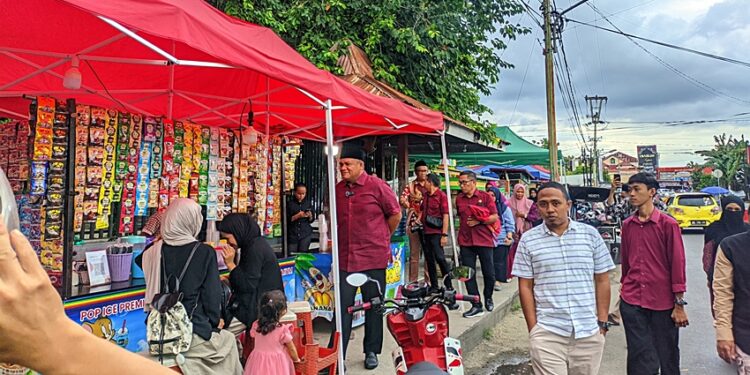 Rektor UNG Borong Takjil dari Pelaku UMKM, Bagikan ke Mahasiswa