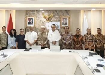 Pertemuan Gubernur Gorontalo Gusnar Ismail bersama Sekretaris Kementerian/Sekretaris Utama Kementerian Investasi dan Hilirisasi/BKPM Muhammad Rudy Salahuddin di ruang pertemuan lantai 3 Gedung Ismail Saleh, Kementerian Investasi dan Hilirisasi/BKPM, Sabtu (7/3). (Foto : Istimewa)
