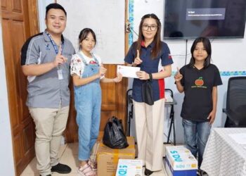 COMPASSION- PT DAW menyalurkan bantuan pendidikan untuk PKBM Denny SMART Manado, Senin (9/3). (foto: dok/daw)