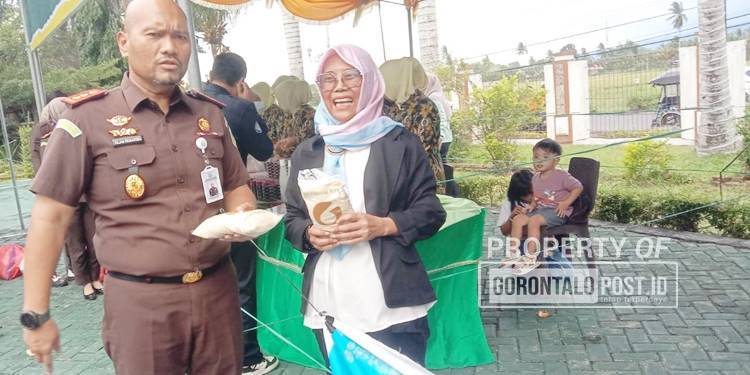 Kajari Kabupaten Gorontalo Olan Laurance Hasiholan Pasaribu, S.H., M.H. saat meninjau harga gula di stand PT PG Gorontalo yang digelar di Kejari Kabupaten Gorontalo Selasa (3/3/2026). Foto: Roy/Gorontalo Post)