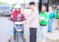 Kapolres Pohuwato, AKBP H. Busroni,S.I.K.,M.H bersama wartawan dan pengemudi Ojol, membagikan takjil di Jalan Trans Sulawesi, tepatnya di depan Mako Polres Pohuwato.