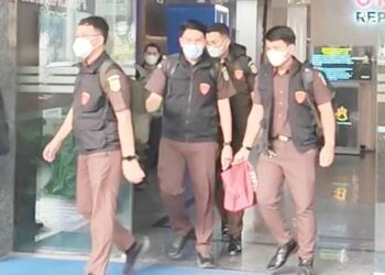 Tim Kejagung usai menggeledah kantor Ombudsman RI, Senin (9/3/2026).