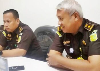 Kasi Perdata dan Tata Usaha Negara (Datun) Kejari Kota Gorontalo, Hendra Dude, didampingi Kasi Intel Wiwin D. Tui saat ditemui wartawan, Senin (9/3).