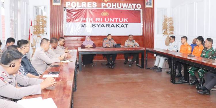 Kapolres Pohuwato, AKBP H. Busroni,S.I.K.,M.H. memimpin rapat koordinasi lintas sektoral bersama seluruh instansi terkait, untuk membahas tentang pelaksanaan operasi ketupat.