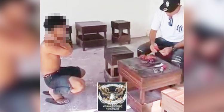 Kapolsek Tapa Iptu Ismet Ishak mengidentifikasi satu persatu panah wayer dan pisau badik milik pelaku.