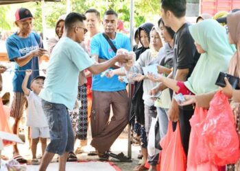 ANTUSIAS: Seorang petugas melayani warga yang datang antusias berbelanja di pasar murah yang diselenggarakan di Desa Yosonegoro, Kabupaten Goronalo, Kamis (26/3). (foto: dok-diskominfotikprov)