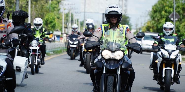 PJU Polda Gorontalo menggunakan sepeda motor untuk memantau serta melakukan pengecekan perayaan ketupat 2026.