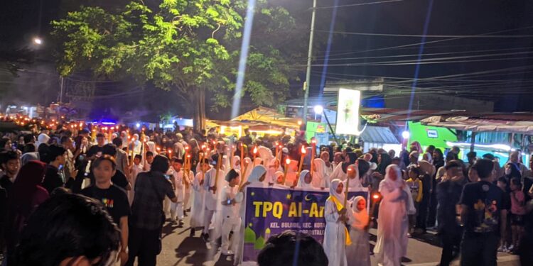Semarak Ramadan, Pawai Obor di Molosipat W Ada Bagi-bagi Kolak Ubi Sebanyak 2026 Cup