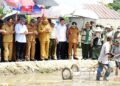 MENUJU PANAS: Gubernur Gusnar Ismail menyaksikan penanaman pada lahan yang akan dijadikan lokasi Gelar Teknologi Pertanian di Limboto, Kabupaten Gorontalo, Senin (30/3). (foto: haris-diskominfotik)