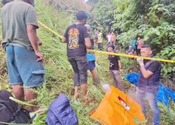 Personel Polres Gorontalo dan Polsek Limboto serta tim inafis melakukan evakuasi terhadap korban yang ditemukan meninggal dunia di lokasi kebun jagung.