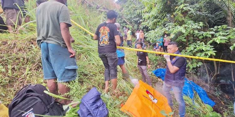 Personel Polres Gorontalo dan Polsek Limboto serta tim inafis melakukan evakuasi terhadap korban yang ditemukan meninggal dunia di lokasi kebun jagung.