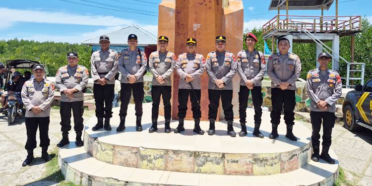 Kapolres Pohuwato, AKBP H. Busroni,S.I.K.,M.H. bersama Kapolsek Popayato IPDA Muhammad Kafin Adlan, S.Tr.K. dan Kapolsek Popayato Barat, IPDA Ilham Siplizand,S.Tr.K., melakukan pengamanan secara langsung di objek wisata Desa Torosiaje.