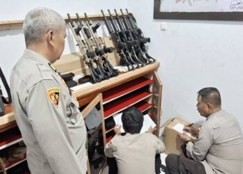 Kabag Logistik Polres Pohuwato, AKP Abd. Rahman S. bersama anggota, melakukan pemeriksaan serta pengecekan senjata api (Senpi). (F. Zulkifli Tampolo/ Gorontalo Post)