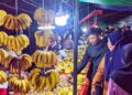 15 RAMADAN: Lapangan Batudaa, Kabupaten Gorontalo dipadati ribuan warga untuk berburu kacang dan pisang pada tradisi malam qunut, Kamis (5/3). Masyarakat setempat mengemasnya dalam bentuk festival. (foto: Aviva Dinanti Lambalano/ gorontalo post)