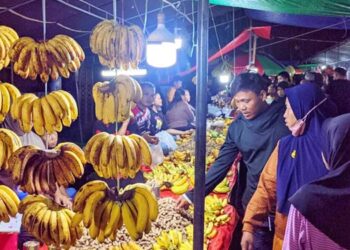 15 RAMADAN: Lapangan Batudaa, Kabupaten Gorontalo dipadati ribuan warga untuk berburu kacang dan pisang pada tradisi malam qunut, Kamis (5/3). Masyarakat setempat mengemasnya dalam bentuk festival. (foto: Aviva Dinanti Lambalano/ gorontalo post)