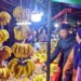 15 RAMADAN: Lapangan Batudaa, Kabupaten Gorontalo dipadati ribuan warga untuk berburu kacang dan pisang pada tradisi malam qunut, Kamis (5/3). Masyarakat setempat mengemasnya dalam bentuk festival. (foto: Aviva Dinanti Lambalano/ gorontalo post)