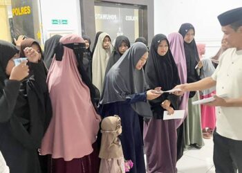 Kasat Intelkam Polres Pohuwato, AKP Alfian Hilahapa,S.H. menyerahkan santunan kepada anak-anak panti asuhan dan juga masyarakat yang kurang mampu.