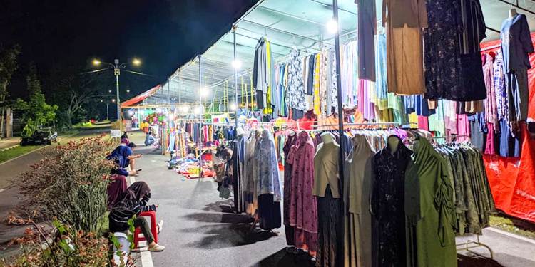 MENUNGGU: Lapak pedagang pasar senggol di kawasan Center Poin Bone Bolango nampak sepi dari pembeli. (foto: Aviva Dinanti / gorontalo post)