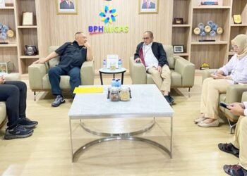 Anggota Komisi XII DPR RI Dapil Gorontalo Rusli Habibie saat bertemu BPH Migas dalam memperjuangkan penambahan kuota Solar untuk Gorontalo belum lama ini. (Foto : Istimewa)