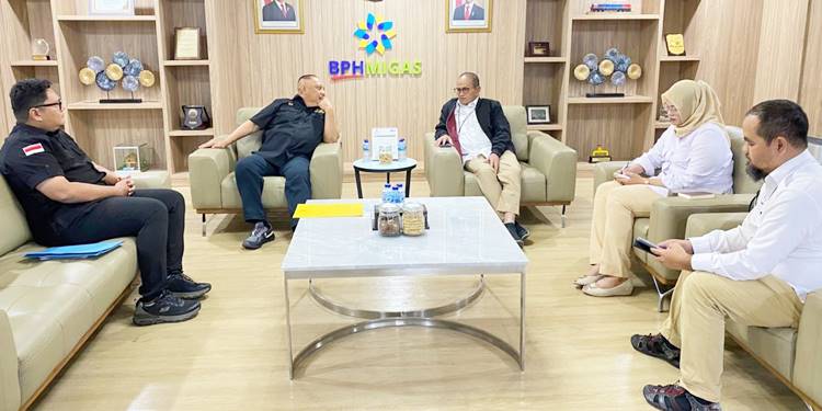 Anggota Komisi XII DPR RI Dapil Gorontalo Rusli Habibie saat bertemu BPH Migas dalam memperjuangkan penambahan kuota Solar untuk Gorontalo belum lama ini. (Foto : Istimewa)