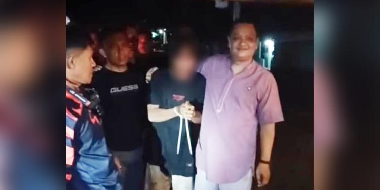 Kapolres Boalemo, AKBP Sigit Rahayudi,S.I.K. saat memperlihatkan tahanan kabur yang berhasil diamankan kembali oleh tim gabungan.