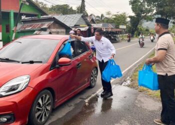 Kasat Intelkam, Iptu Maman M. Datau bersama anggota membagikan takjil kepada masyarakat dan juga pengguna jalan.