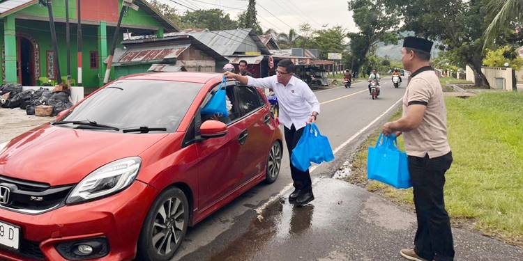 Kasat Intelkam, Iptu Maman M. Datau bersama anggota membagikan takjil kepada masyarakat dan juga pengguna jalan.
