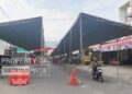 Tenda yang akan digunakan sebagai lapak jualan saat pasar senggol nampak sudah dipasang di salah satu kawasan pertokoan yang ada di Jalan Imam Bonjol, Kota Gorontalo. (Foto: Roy/Gorontalo Post).