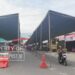Tenda yang akan digunakan sebagai lapak jualan saat pasar senggol nampak sudah dipasang di salah satu kawasan pertokoan yang ada di Jalan Imam Bonjol, Kota Gorontalo. (Foto: Roy/Gorontalo Post).