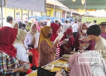 Lapak pasar murah milik PT PG Gorontalo diserbu warga dengan penjualan gula murah Rp 16.000/kg. (Foto: Roy/Gorontalo Post).