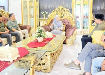 Wakil Gubernur Gorontalo Idah Syahidah Rusli Habibie saat audiensi dengan mahasiswa yang mengadukan pelaksanaan MBG khususnya pembagian makanan kering selama bulan Ramadan, di kediaman Wakil Gubernur, Sabtu (28/2). (Foto – Echin/Diskominfotik)