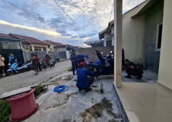 Ada Ular di Sepeda Motor, Tim Damkar Gorontalo Turun Tangan 