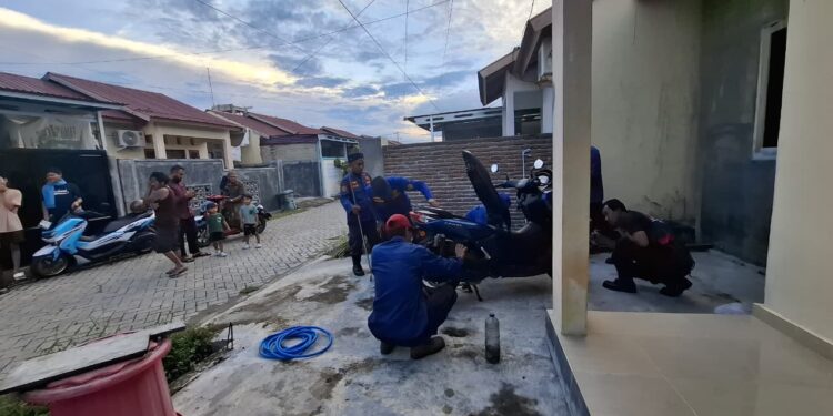 Ada Ular di Sepeda Motor, Tim Damkar Gorontalo Turun Tangan 