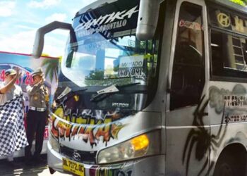 Kapolda Gorontalo, Irjen Pol. Drs. Widodo, S.H., M.H., bersama jajaran pejabat utama.melepas rombongan mudik gratis di halaman Polda Gorontalo Rabu (18/3). Foto: Natharahman/ Gorontalo Post.