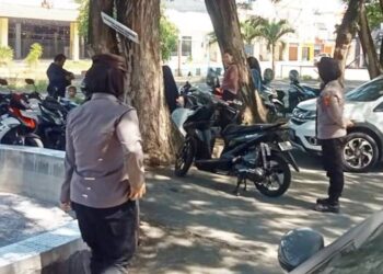 Sejulah anggota Polsek Kota Selatan melakukan patroli diObjek Wisata dan Pusat Aktivitas Warga. Kamis (26/3) foto (Istimewa )