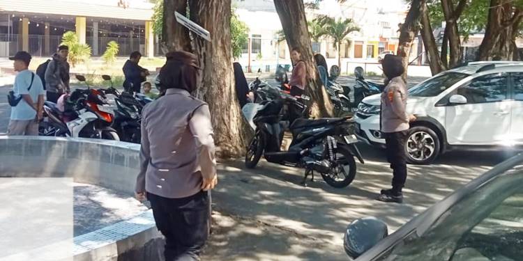 Sejulah anggota Polsek Kota Selatan melakukan patroli diObjek Wisata dan Pusat Aktivitas Warga. Kamis (26/3) foto (Istimewa )