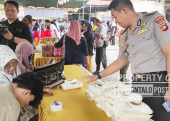 Kapolres Gorontalo AKBP Ki Ide Bagus Tri, S.I.K saat meninjau langsung stand PT PG Gorontalo yang ikut berpartisipasi dalam pasar murah yang digelar di halaman Mapolres Gorontalo Rabu, (4/3/2026). (Foto: Roy Gorontalo Post)