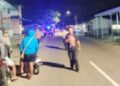 Petugas kepolisian saat menertibkan aksi balap lari di salah satu titik yang ada di Kabupaten Gorontalo.