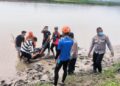 Personel Polsek Paguyaman bersama Basarnas melakukan penanganan dan evakuasi korban hanyut yang ditemukan di Sungai Tangkobu, Rabu (4 Maret 2026) pagi.