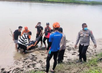 Personel Polsek Paguyaman bersama Basarnas melakukan penanganan dan evakuasi korban hanyut yang ditemukan di Sungai Tangkobu, Rabu (4 Maret 2026) pagi.