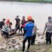 Personel Polsek Paguyaman bersama Basarnas melakukan penanganan dan evakuasi korban hanyut yang ditemukan di Sungai Tangkobu, Rabu (4 Maret 2026) pagi.