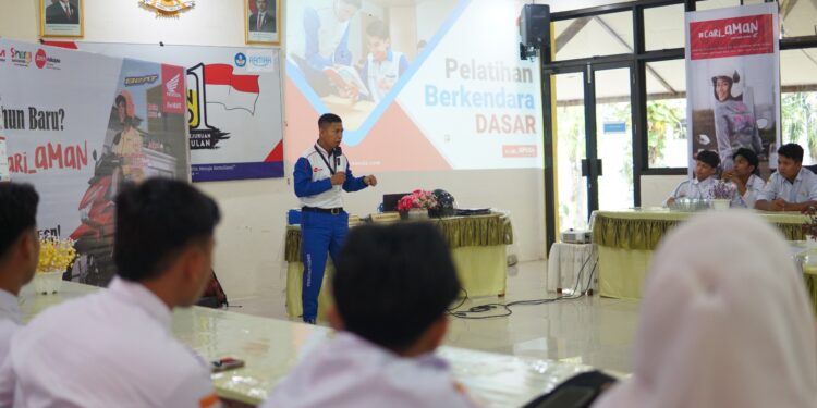 Keren! DAW Edukasi Safety Riding di SMKN 1 Limboto, Siswa Antusias
